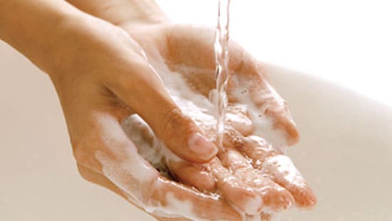 Una persona lavándose las manos y mostrándonos como llevar a cabo la higiene personal de las manos